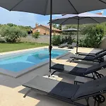 Tatjana Mit Pool