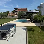 Semesterbostad Tatjana Mit Pool