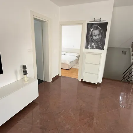 Tatjana Mit Pool Holiday home