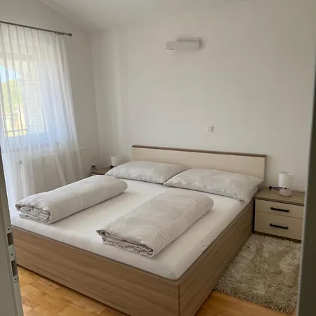 Tatjana Mit Pool Holiday home