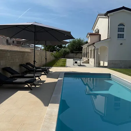 Tatjana Mit Pool Porec