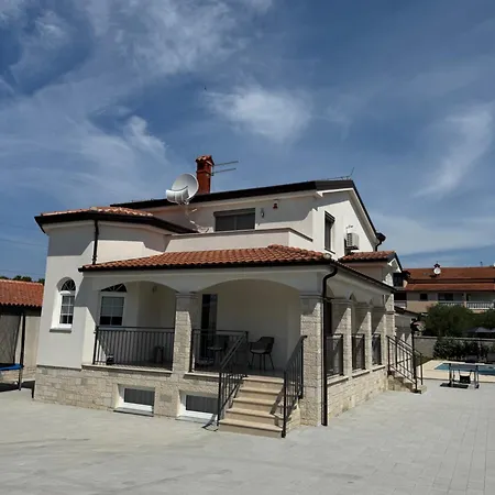 Tatjana Mit Pool Porec