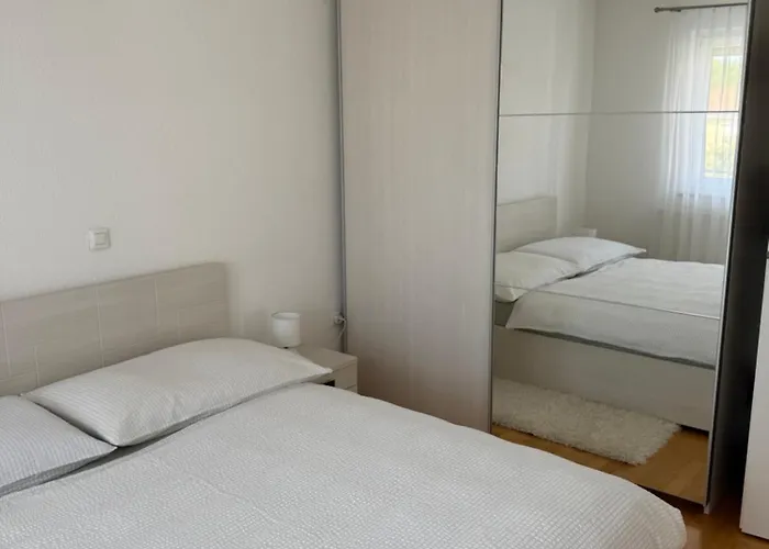 Tatjana Mit Pool Nyaraló *