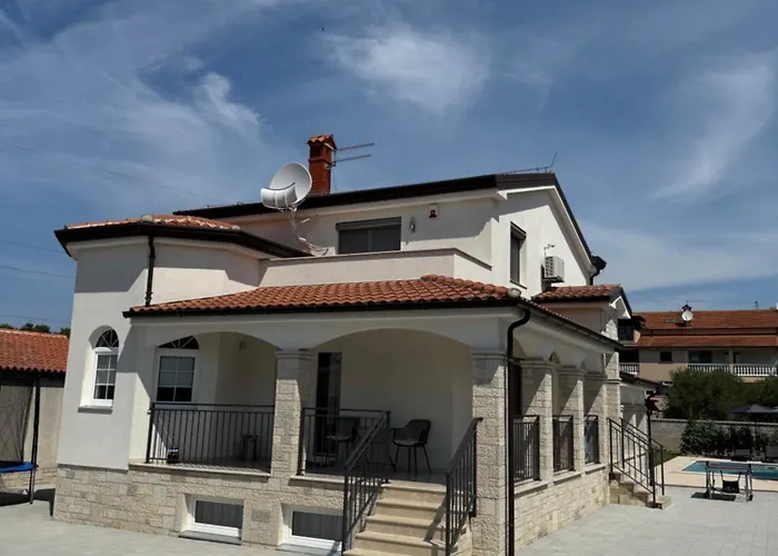 Tatjana Mit Pool Poreč